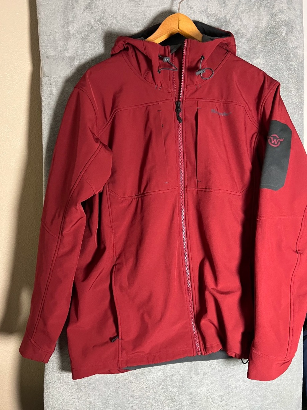 Moosejaw Men's Red Cranberry Hooded Softshell Jacket size Large